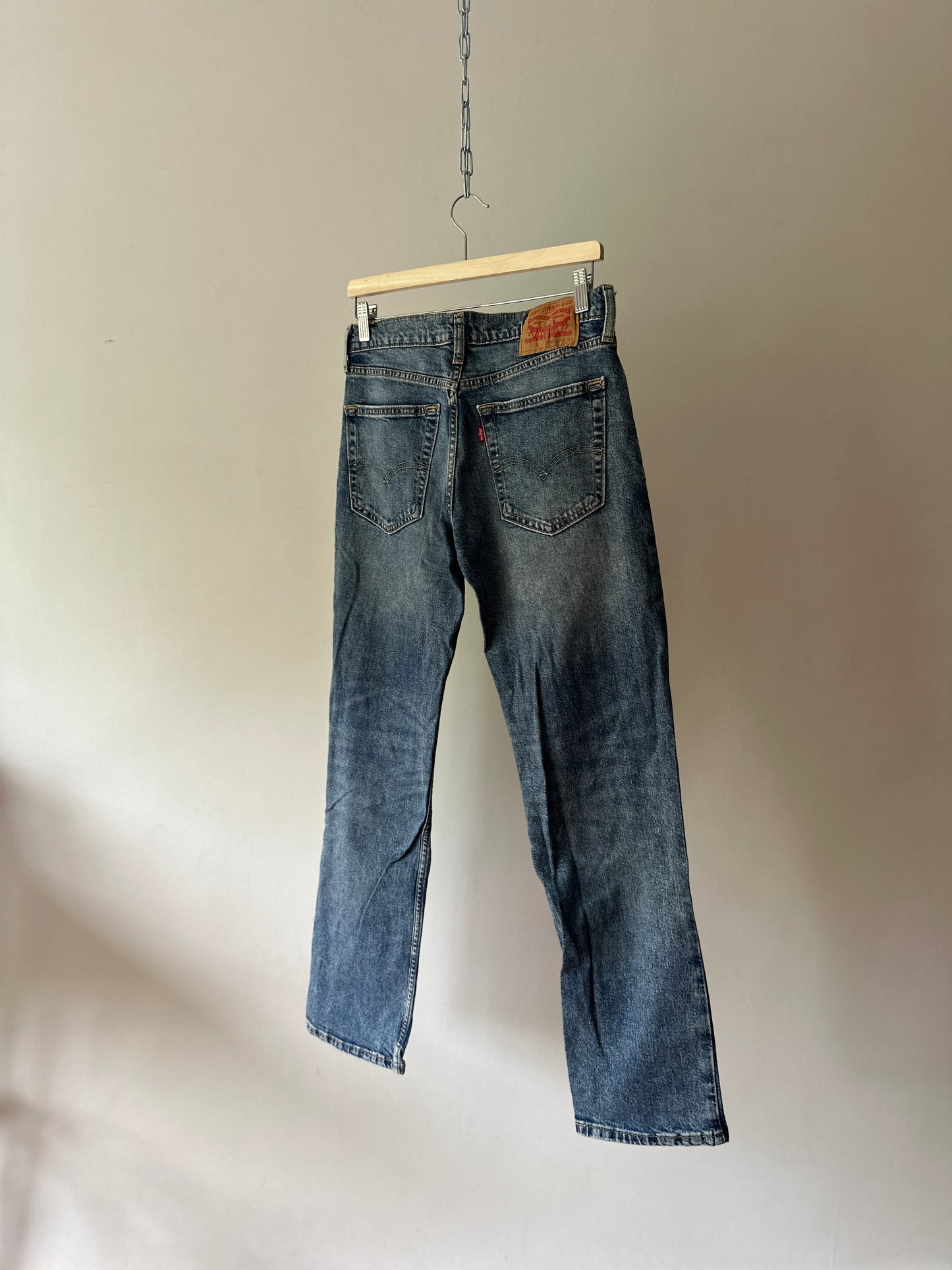 Levi medium blue jeans