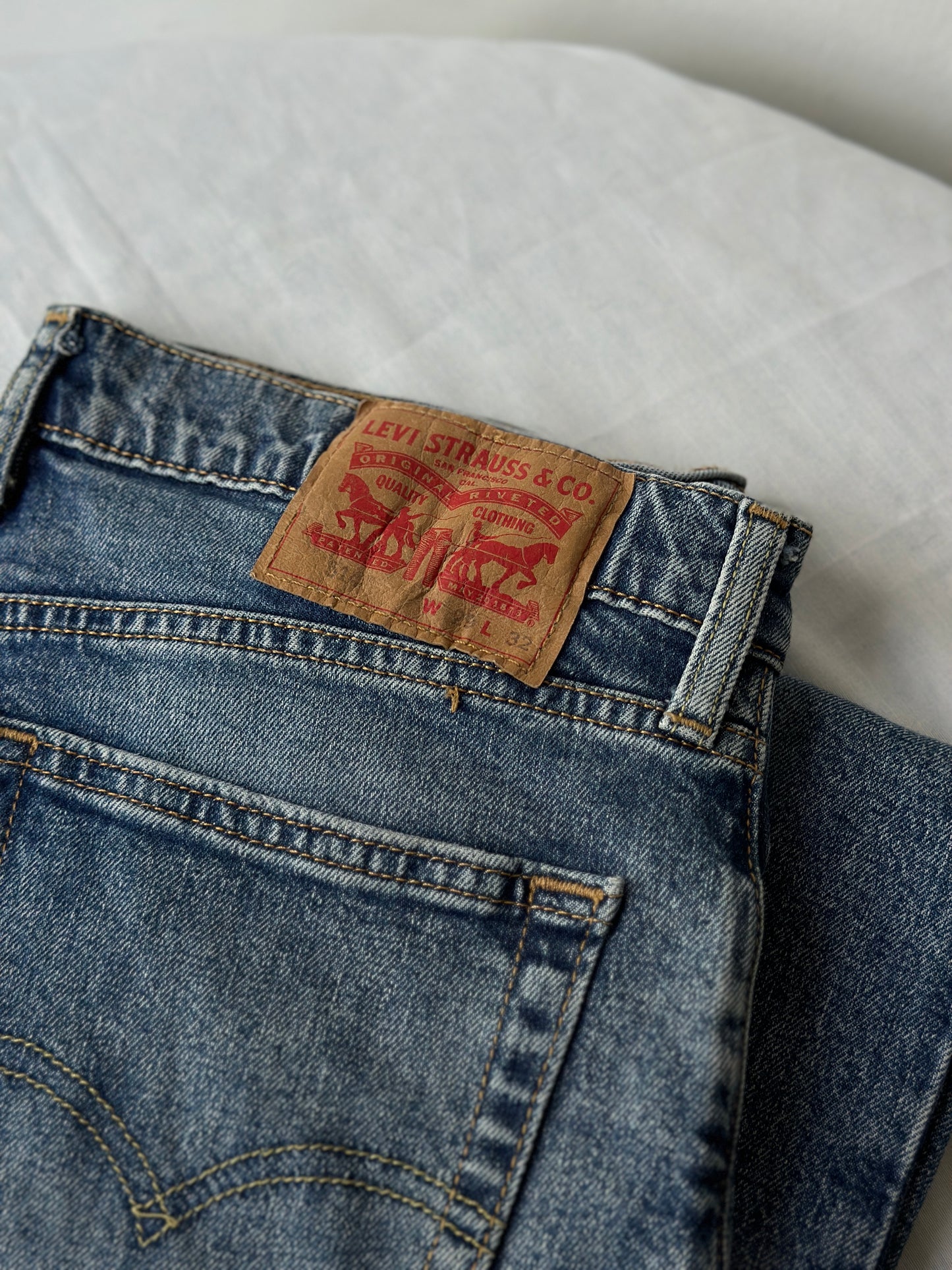 Levi medium blue jeans