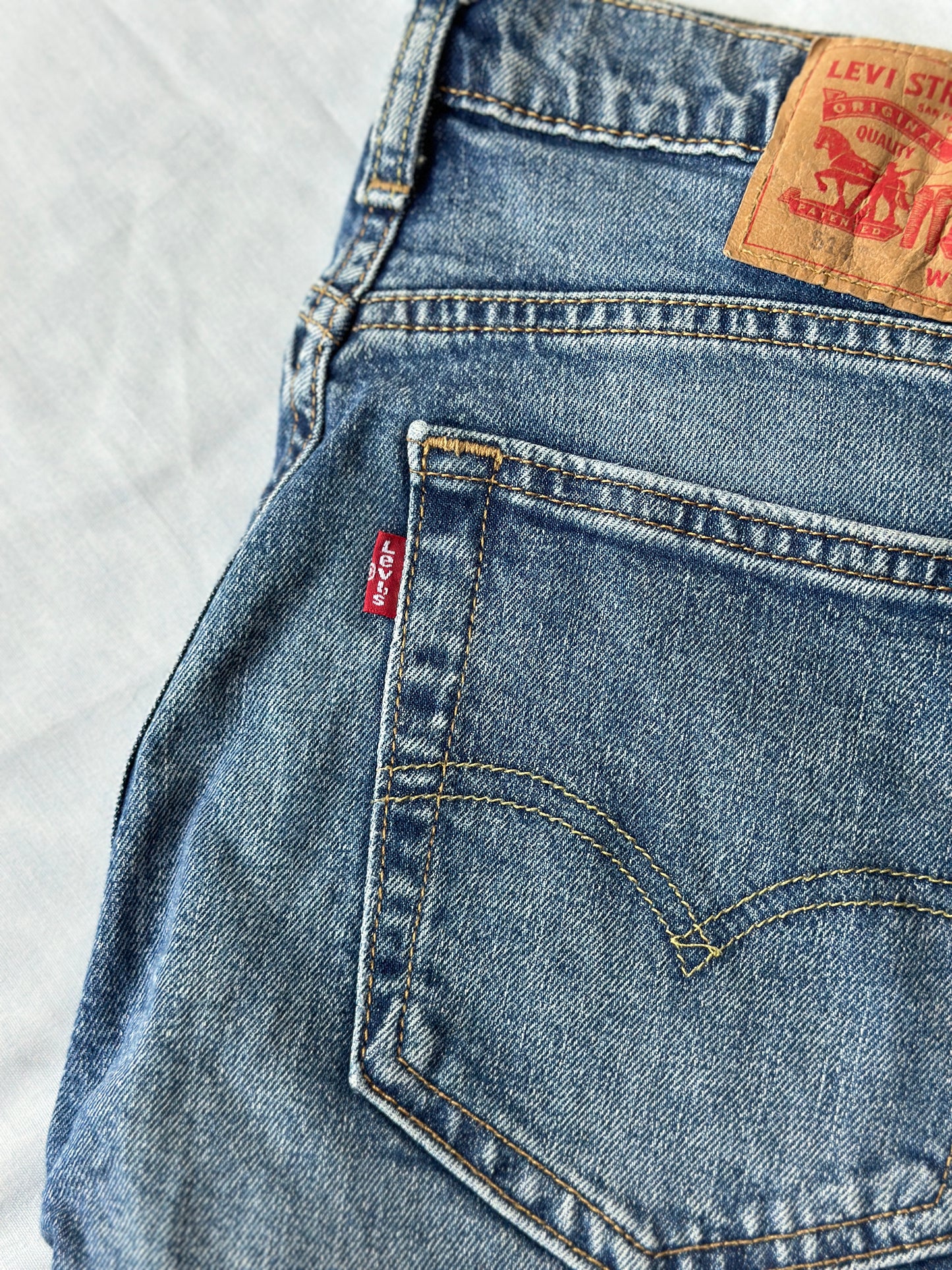 Levi medium blue jeans