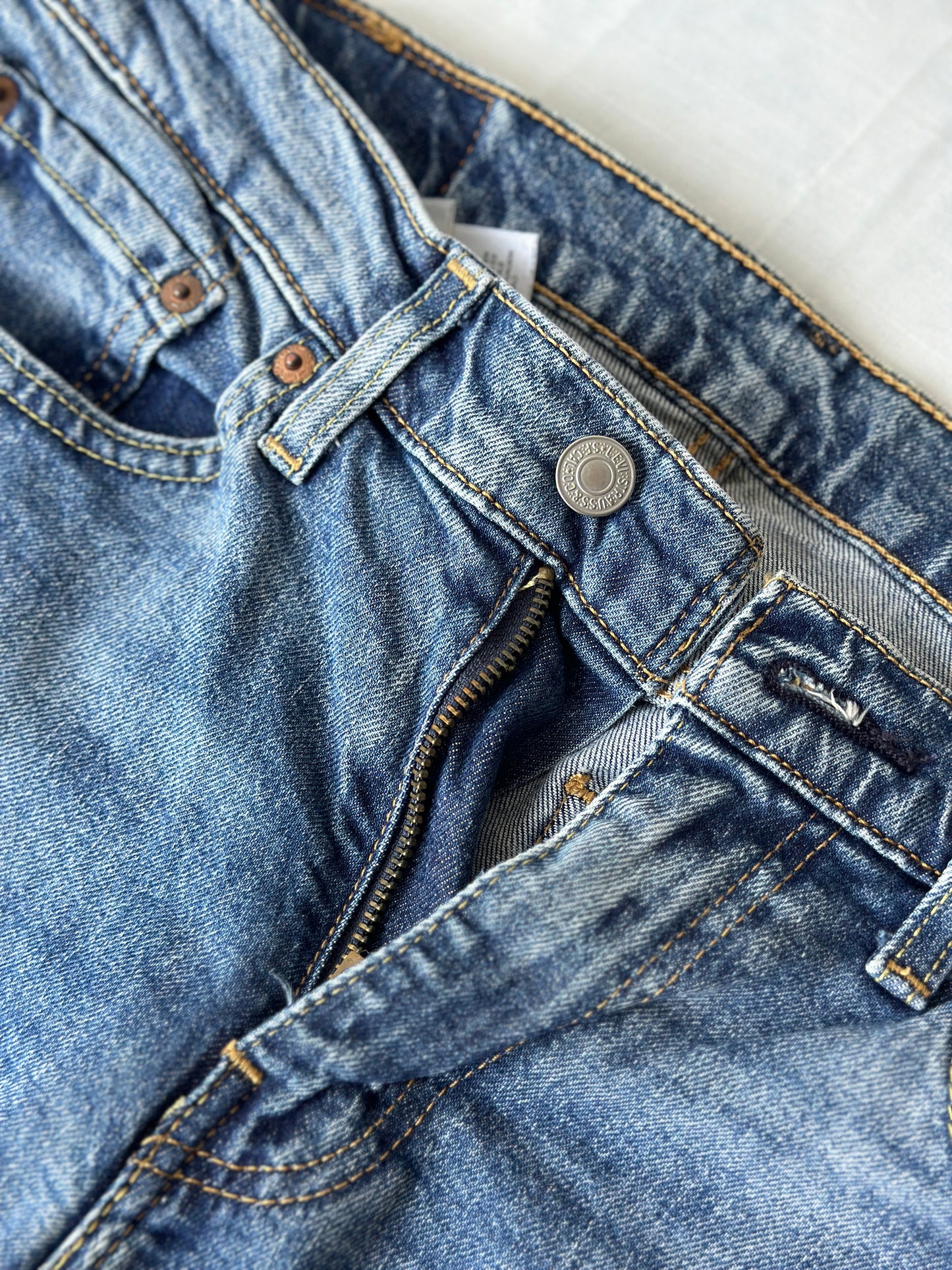 Levi medium blue jeans