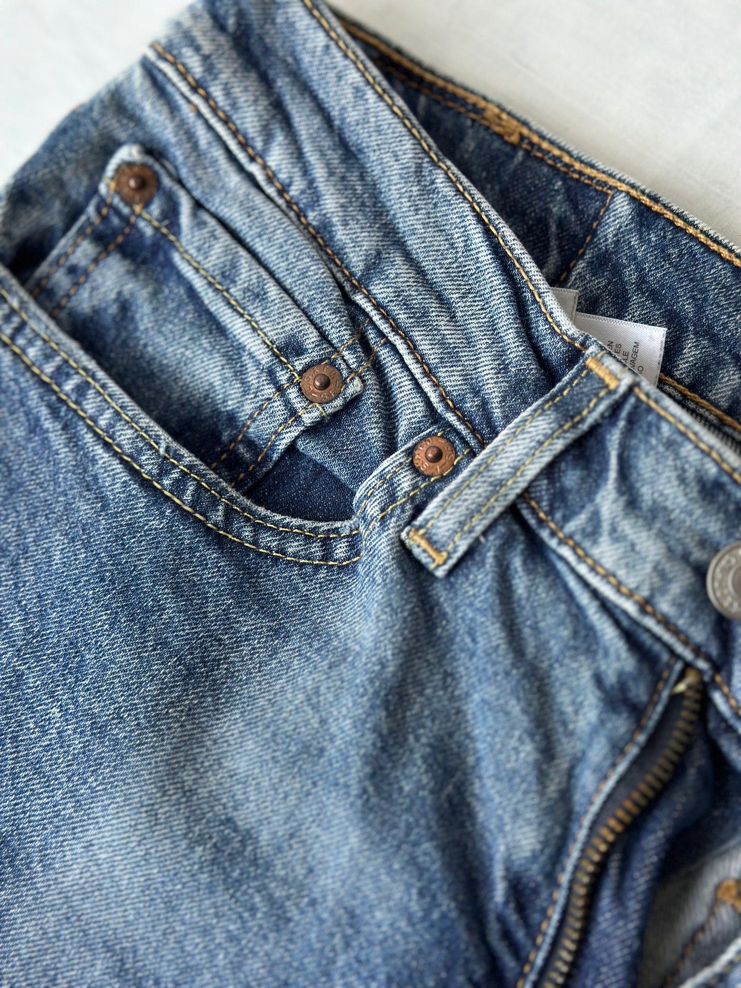 Levi medium blue jeans