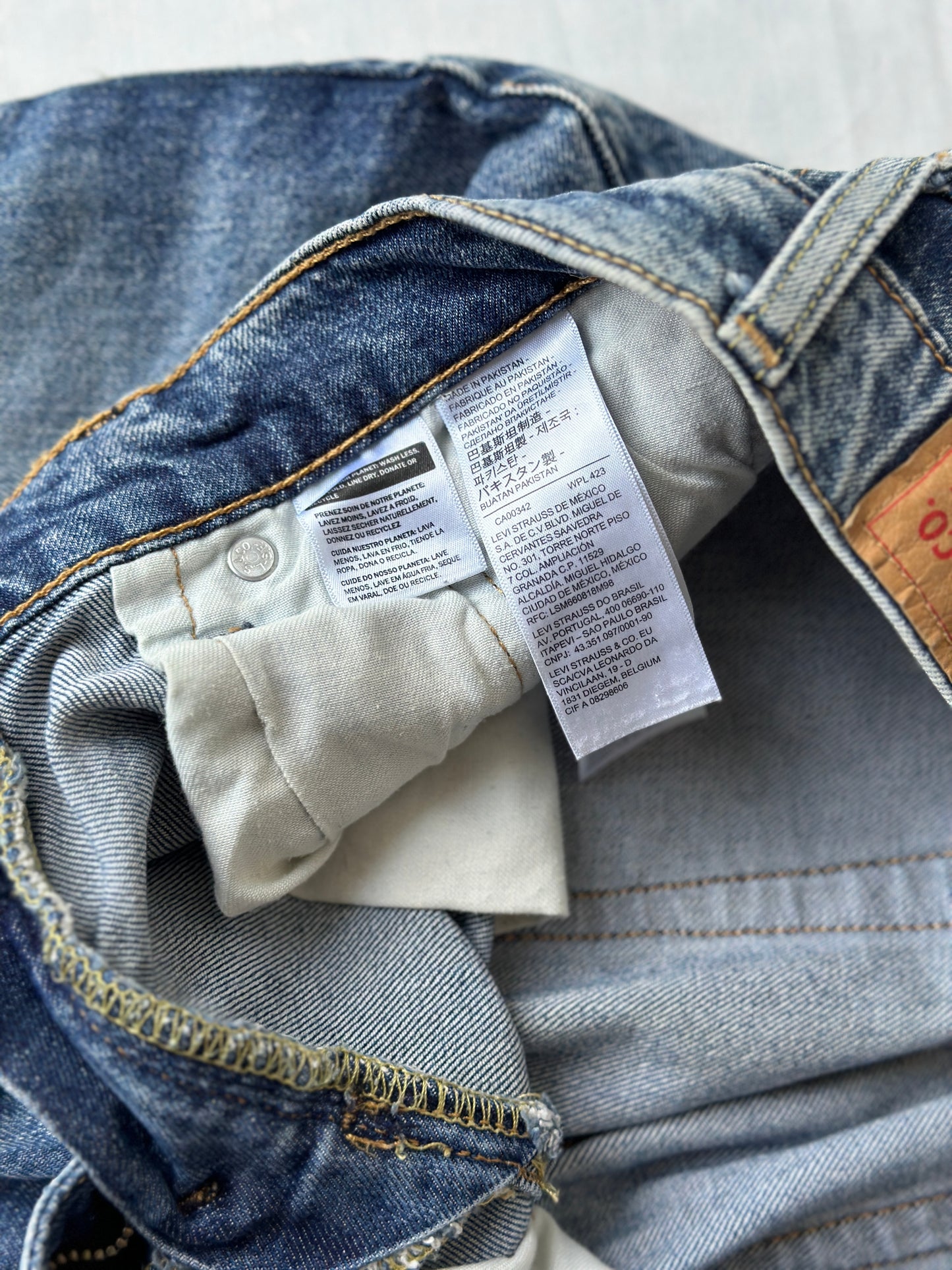 Levi medium blue jeans