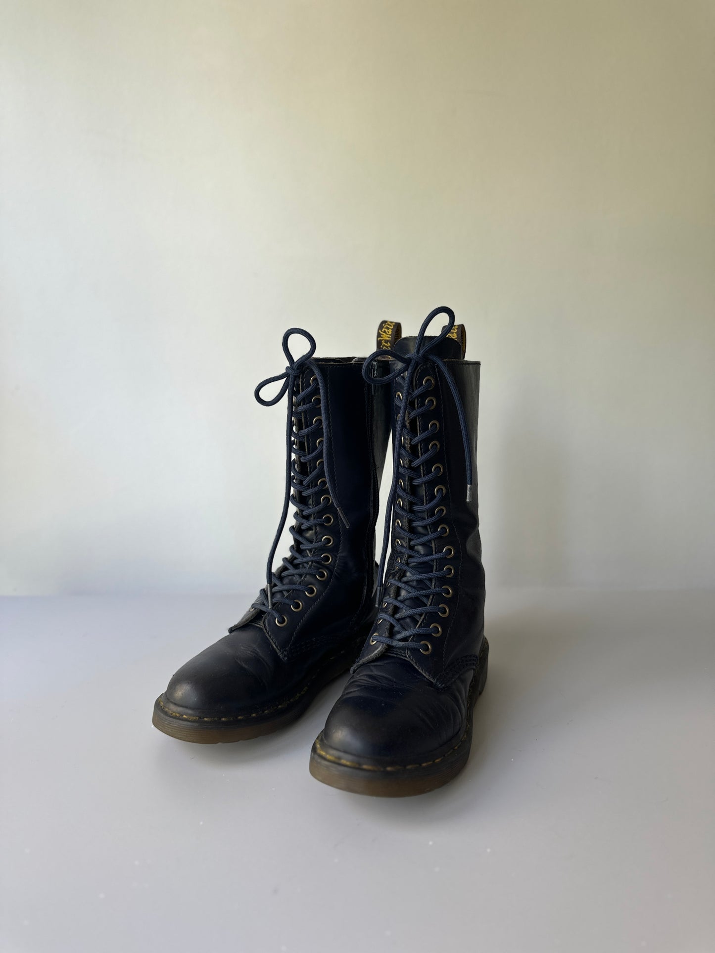 Dr. Martens 11820 (1B99) blue leather zip-up boots