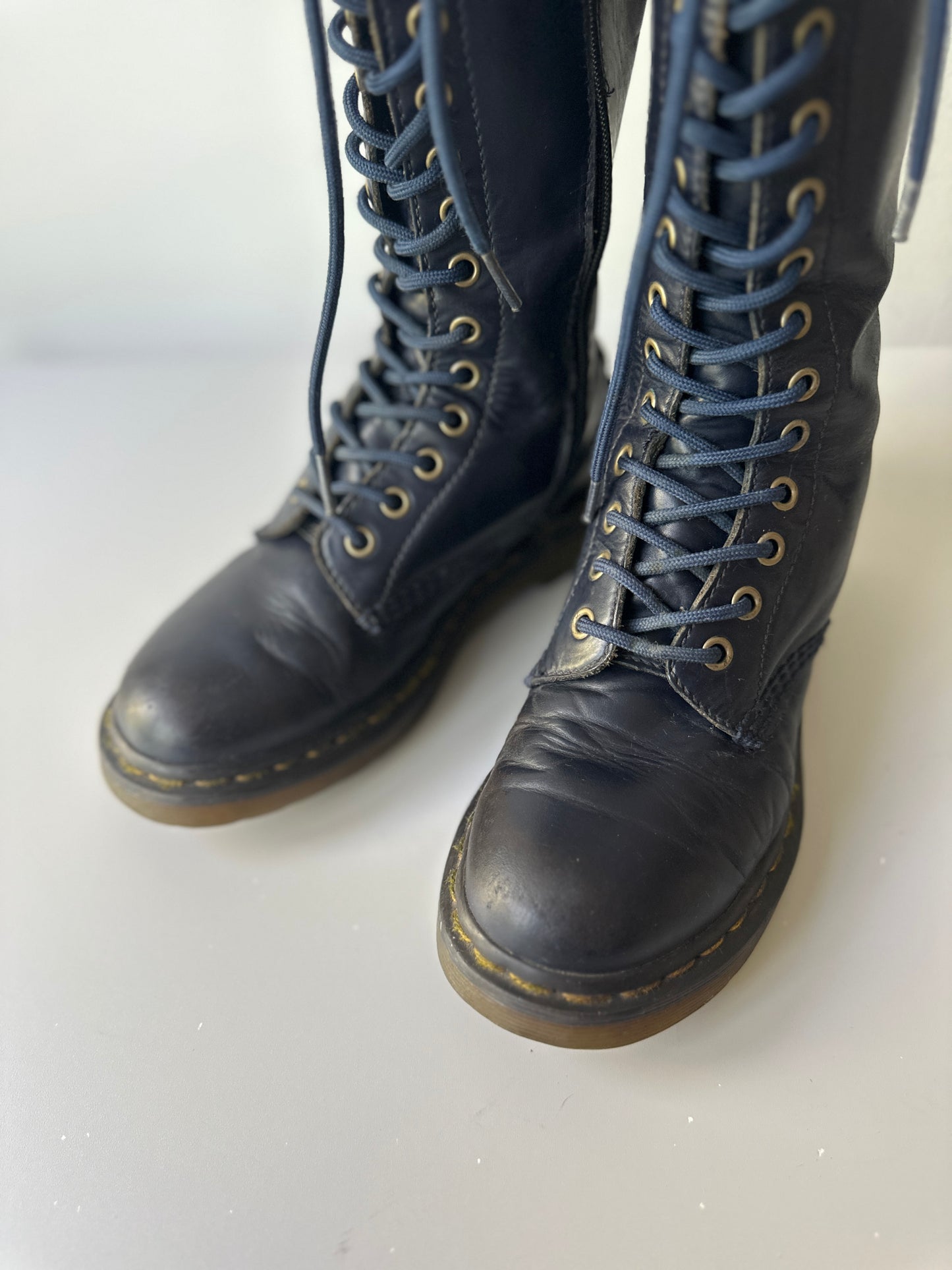 Dr. Martens 11820 (1B99) blue leather zip-up boots