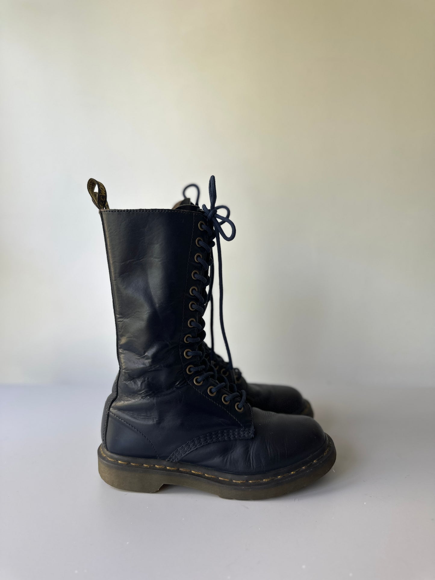 Dr. Martens 11820 (1B99) blue leather zip-up boots
