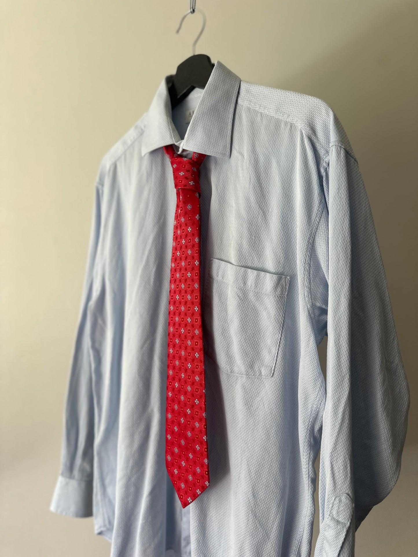red with baby blue flowers tie