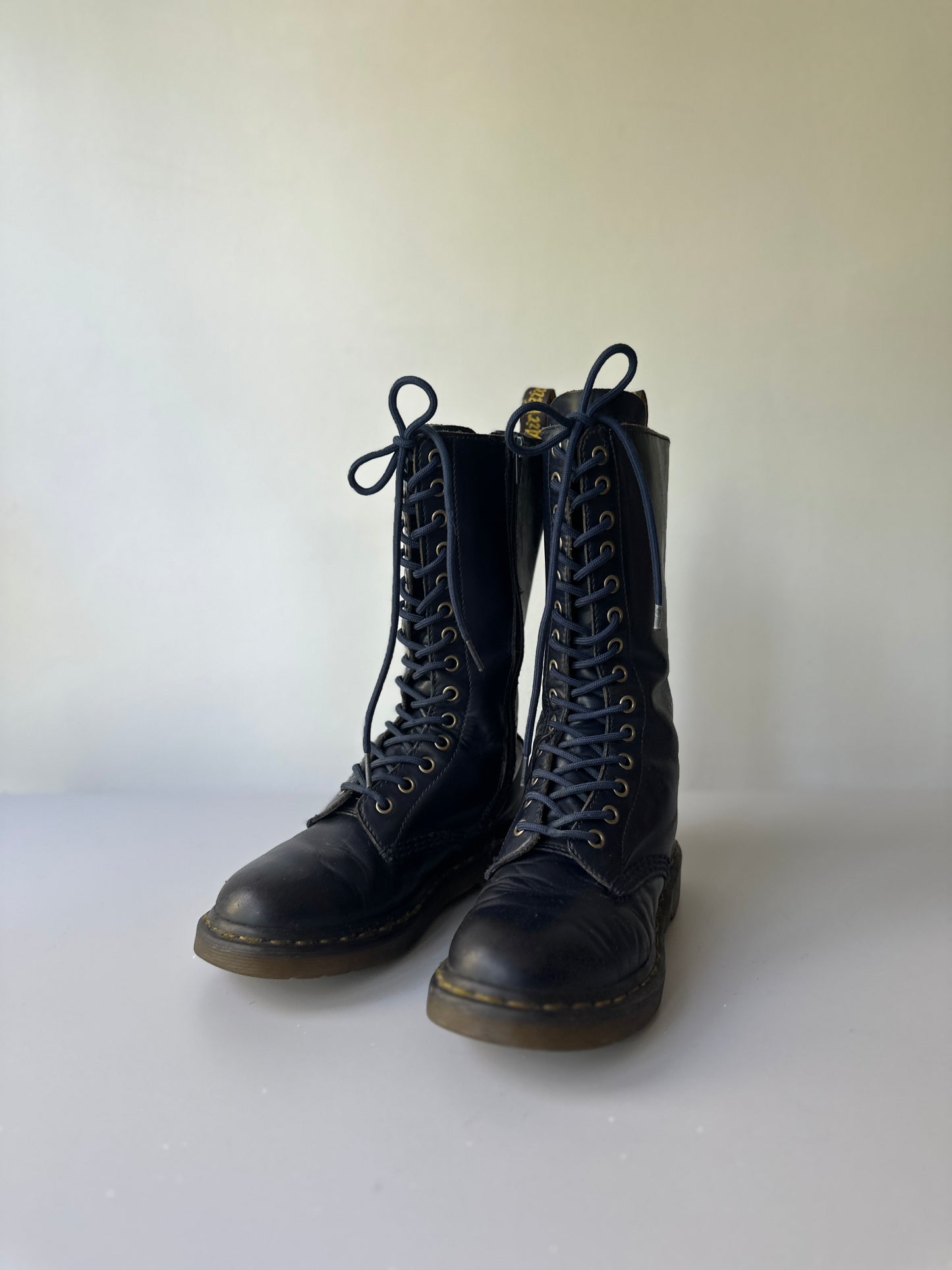 Dr. Martens 11820 (1B99) blue leather zip-up boots