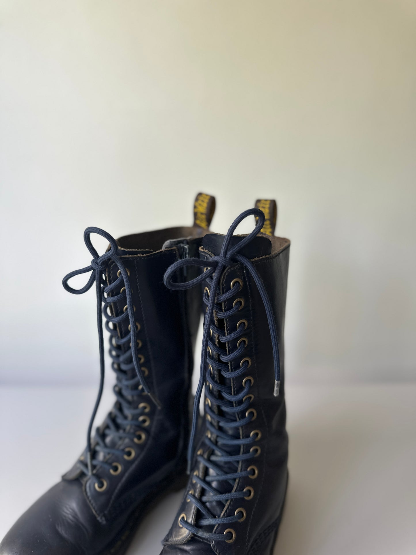 Dr. Martens 11820 (1B99) blue leather zip-up boots