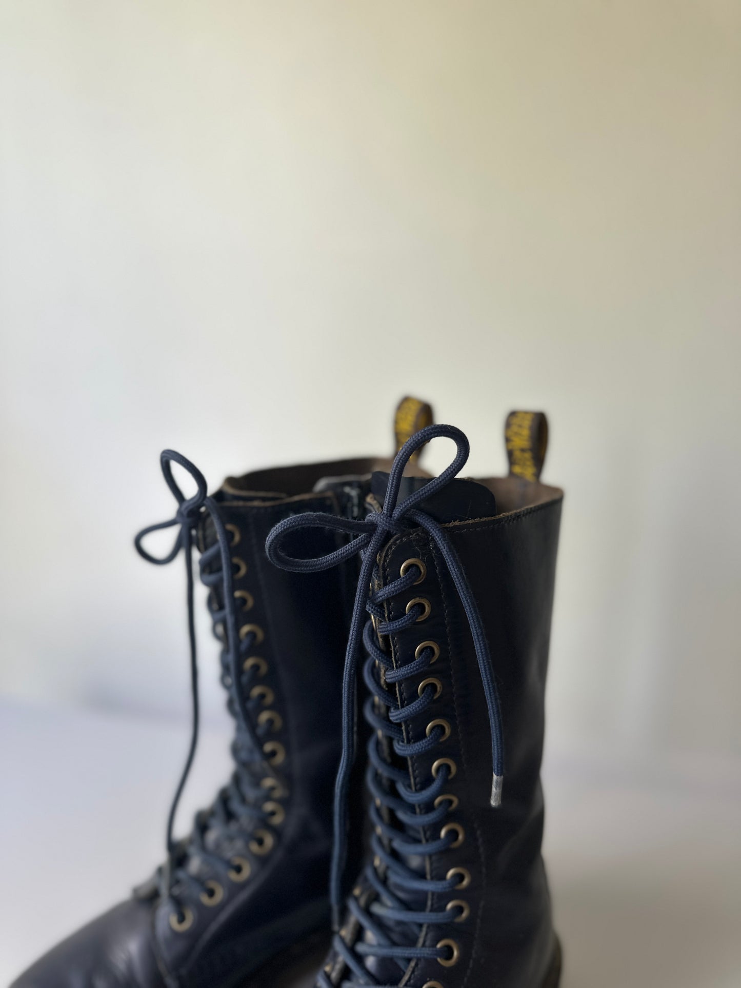 Dr. Martens 11820 (1B99) blue leather zip-up boots